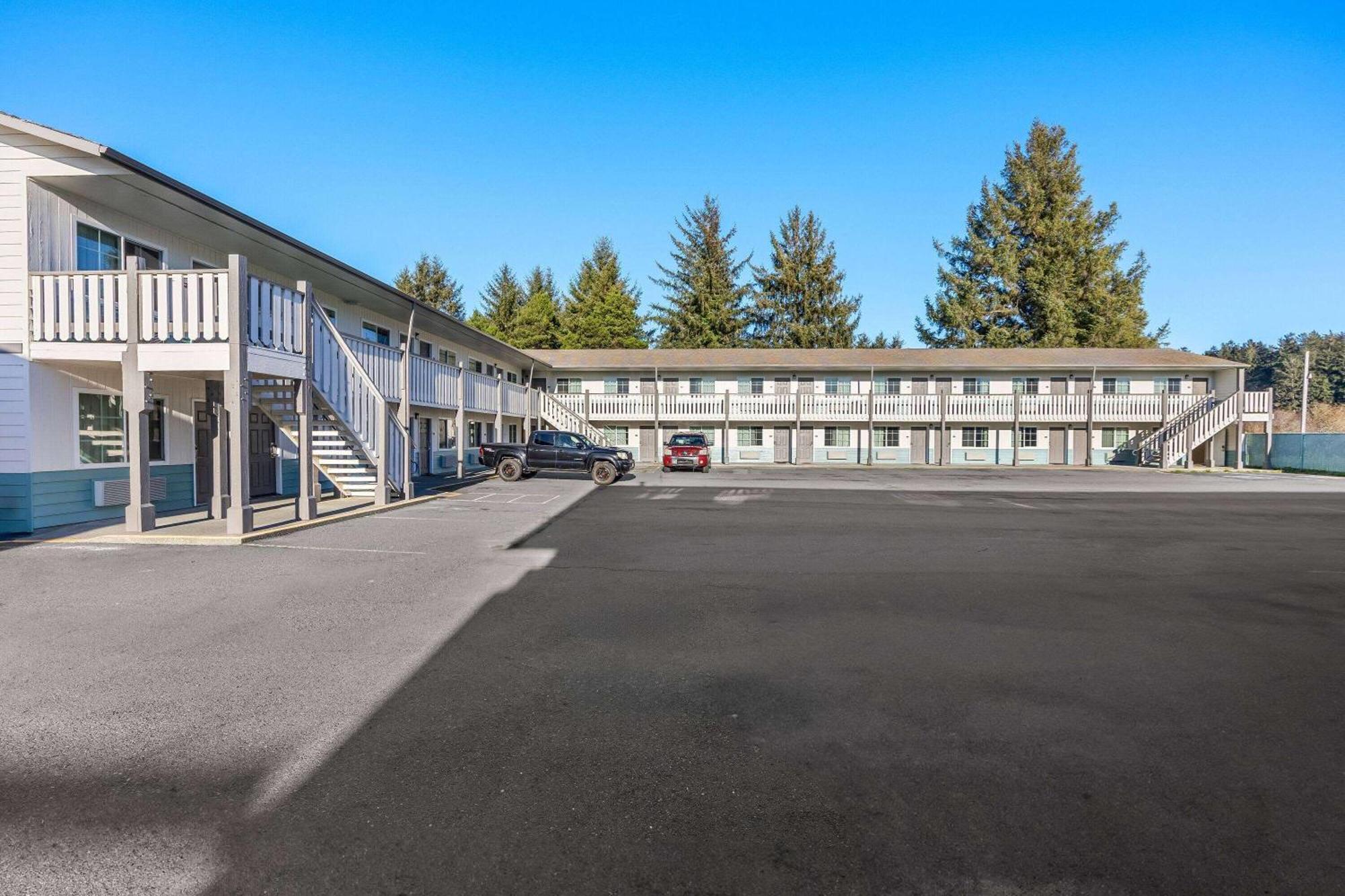 Super 8 By Wyndham Crescent City Eksteriør bilde