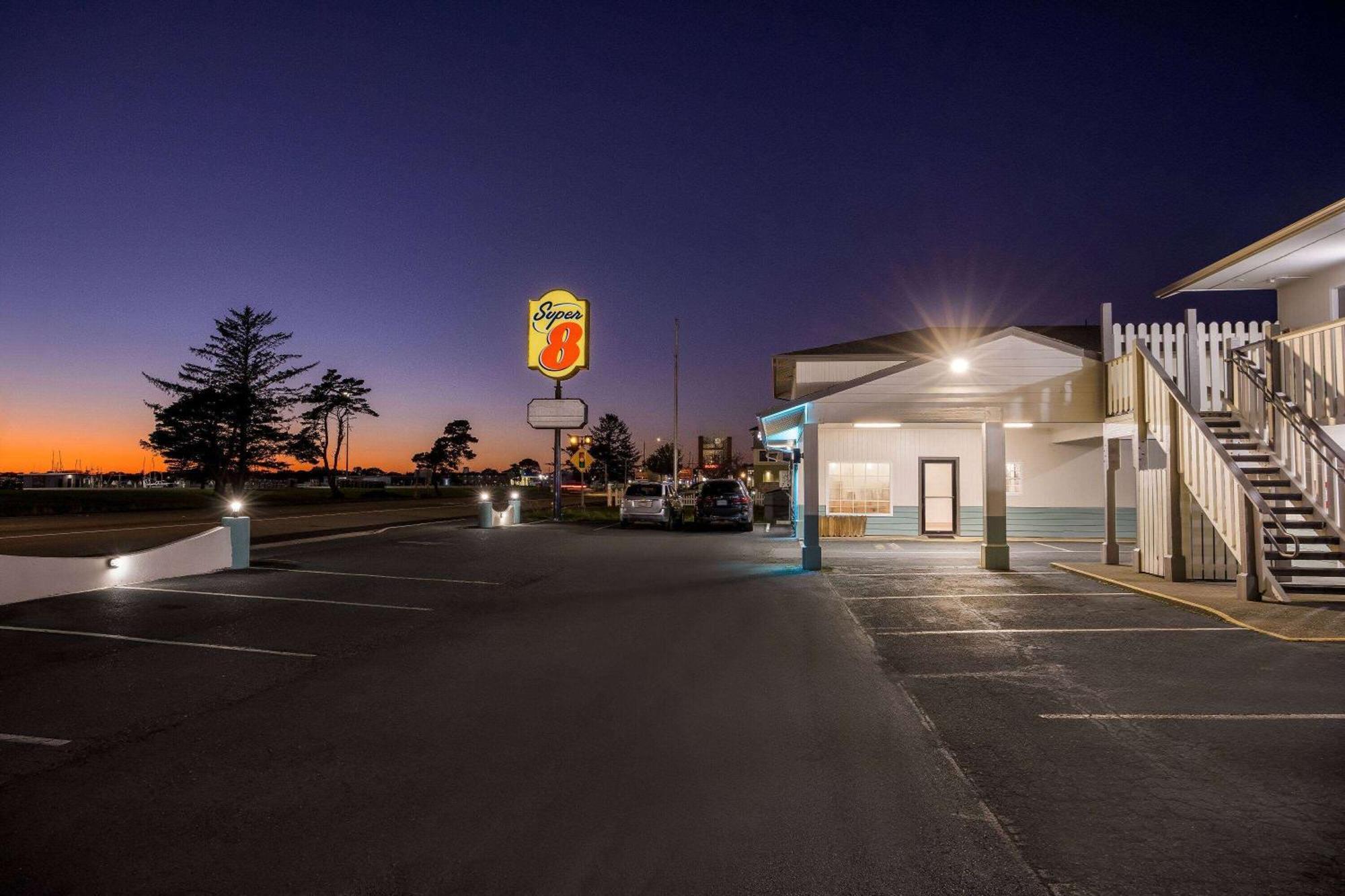 Super 8 By Wyndham Crescent City Eksteriør bilde