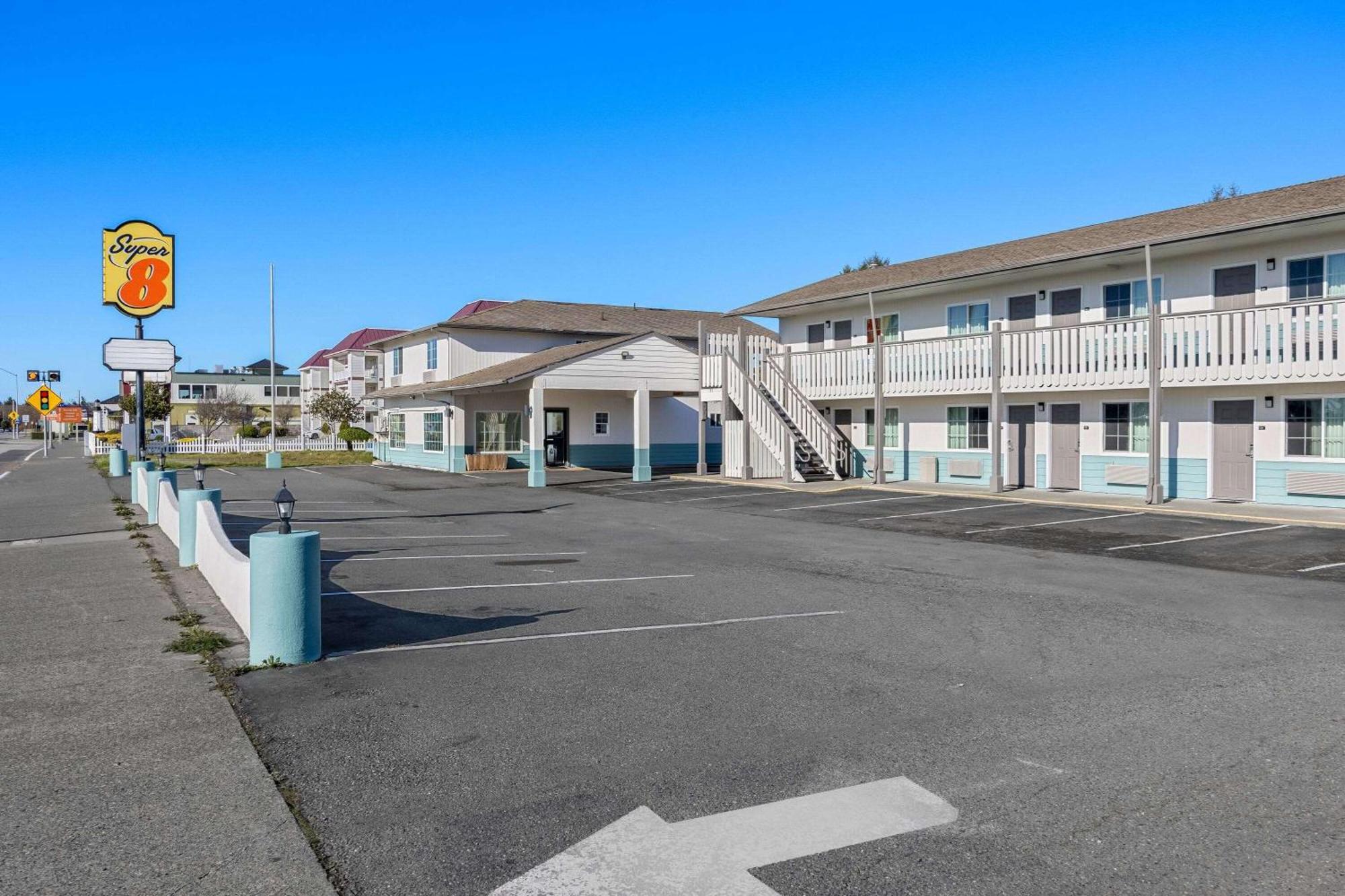 Super 8 By Wyndham Crescent City Eksteriør bilde